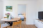 Essbereich mit Tisch und Blick auf das Schlafzimmer - Boddenräuber 4 - Top-Hundeurlaub