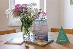 Lebensmittel und Blumen auf einem Tisch im Wohnzimmer - Boddenräuber 4 - Top-Hundeurlaub
