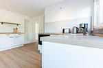 Moderne Küche mit Geräten und Holzoberflächen - Boddenräuber 4 - Top-Hundeurlaub