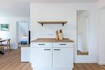 Moderne Küche mit Holzregal und Kochutensilien - Boddenräuber 4 - Top-Hundeurlaub