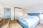 Helles Schlafzimmer mit Doppelbett und Schreibtisch - Boddenräuber 4 - Top-Hundeurlaub