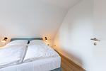 Schlafzimmer mit Doppelbett und Nachttischlampen - Boddenräuber 4 - Top-Hundeurlaub