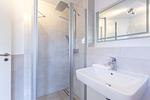 Modernes Badezimmer mit Dusche und Waschbecken - Boddenräuber 4 - Top-Hundeurlaub
