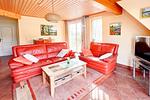 Einladendes Wohnzimmer mit Holzdecke und Wohlfühl-Ambiente - Ferienwohnung 3 - Top-Hundeurlaub