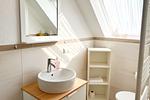 Gepflegtes Duschbad mit Fenster und hellem Design - Ferienwohnung 3 - Top-Hundeurlaub