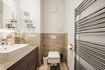 Badezimmer mit Waschbecken und WC - WE 2 - "Strandrose" - Top-Hundeurlaub