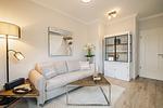 Wohnbereich mit Sofa und Vitrine - WE 2 - "Strandrose" - Top-Hundeurlaub