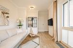 Wohnbereich mit Sofa und TV - WE 2 - "Strandrose" - Top-Hundeurlaub