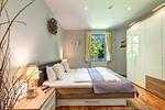 Schlafzimmer mit großen Doppelbett - Haus Seeadler, Whg. Turmfalke - Top-Hundeurlaub