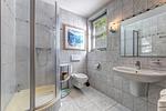 Badezimmer mit Dusche und Waschbecken - Haus Seeadler, Whg. Turmfalke - Top-Hundeurlaub