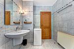 Badezimmer mit Dusche und Waschbecken - Haus Seeadler, Whg. Turmfalke - Top-Hundeurlaub