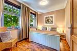 Schlafzimmer mit großen Doppelbett - Haus Seeadler, Whg. Sturmmöwe - Top-Hundeurlaub