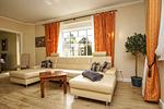 Wohnzimmer - FeWo Bodden: Terrasse - Top-Hundeurlaub