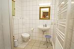 Badezimmer - FeWo Bodden: Terrasse - Top-Hundeurlaub