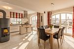 Wohnzimmer - Haus: Terrasse, Kamin, eigene Sauna - Top-Hundeurlaub