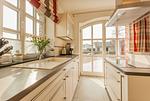 Küche / Küchenzeile - Haus: Terrasse, Kamin, eigene Sauna - Top-Hundeurlaub