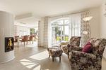 Wohnzimmer - Haus 1: Sauna, Boddenblick - Top-Hundeurlaub