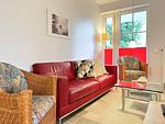 Wohnzimmer mit Sofa und Sessel - Wohnung 03 - Top-Hundeurlaub