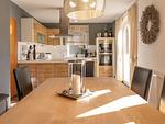 Küche mit großem Esstisch - Ferienhaus Rubin - Modernes Ferienhaus mit 3 Schlafzimmern, Kamin und Sauna - Top-Hundeurlaub