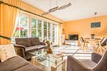 Heller Wohnraum mit Sofa und Esstisch - Schwinkelsmoor - Top-Hundeurlaub