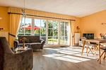 Helles Wohnzimmer mit Sofa und Esstisch - Schwinkelsmoor - Top-Hundeurlaub