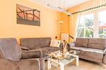 Gemütliches Wohnzimmer mit grauen Sofas - Schwinkelsmoor - Top-Hundeurlaub
