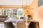 Helles Wohnzimmer mit Esstisch und Sofa - Schwinkelsmoor - Top-Hundeurlaub
