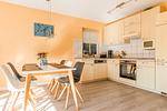 Moderne Küche mit Esstisch und Fenster - Schwinkelsmoor - Top-Hundeurlaub