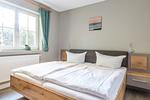 Schlafzimmer mit Doppelbett und Tageslicht - Schwinkelsmoor - Top-Hundeurlaub
