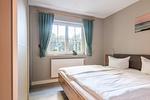 Helles Schlafzimmer mit Doppelbett und Fenster - Schwinkelsmoor - Top-Hundeurlaub