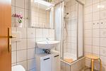 Modernes Badezimmer mit Dusche und Waschbecken - Schwinkelsmoor - Top-Hundeurlaub