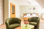 Modernes Schlafzimmer mit gemütlichen Sitzgelegenheiten - Schwinkelsmoor - Top-Hundeurlaub