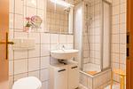 Modernes Badezimmer mit Dusche und Waschbecken - Schwinkelsmoor - Top-Hundeurlaub