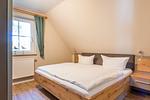 Schlafzimmer mit Doppelbett und natürlichem Licht - Schwinkelsmoor - Top-Hundeurlaub
