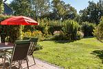 Terrasse mit Tisch, Stühlen und Gartenblick - Schwinkelsmoor - Top-Hundeurlaub
