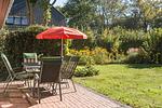 Terrasse mit Tisch und Sonnenschirm - Schwinkelsmoor - Top-Hundeurlaub
