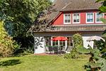 Terrasse mit Tisch und Sonnenschirmen - Schwinkelsmoor - Top-Hundeurlaub