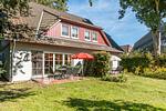 Terrasse mit Gartenmöbeln und Sonnenschirmen - Schwinkelsmoor - Top-Hundeurlaub