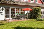 Terrasse mit Tisch und Stühlen - Schwinkelsmoor - Top-Hundeurlaub