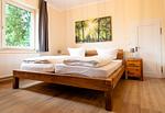 FB01_Haus Falkenhagen 11_Schlafzimmer - Naturpur Ferienhaus - Top-Hundeurlaub