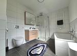 Exklusives Bad mit ebenerdiger Regendusche und Badewanne - Ferienhaus Familien-Idyll Bibertalblick - Top-Hundeurlaub
