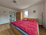Im großzügigen Schlafzimmer schlafen Sie bequem im 2,00 m Doppeltbett. - Ferienhaus Familien-Idyll Bibertalblick - Top-Hundeurlaub
