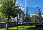 Garten mit großem Trampolin - Ferienhaus Familien-Idyll Bibertalblick - Top-Hundeurlaub