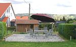 Highlight: ein großzügiger Garten mit gemütlicher Terrasse und Grillbereich - Ferienhaus Familien-Idyll Bibertalblick - Top-Hundeurlaub