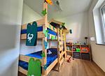 Liebevoll eingerichtetes Kinderzimmer mit Abenteuer-Stockbett, Büchern und viel Spielzeug. - Ferienhaus Familien-Idyll Bibertalblick - Top-Hundeurlaub