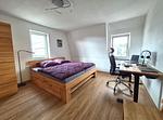 Im großzügigen Schlafzimmer schlafen Sie bequem im 1,80 m Doppelbett mit Kinderrausfallschutz. - Ferienhaus Familien-Idyll Bibertalblick - Top-Hundeurlaub
