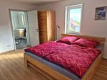 Schlafzimmer mit Zugang zum Badezimmer - Ferienhaus Familien-Idyll Bibertalblick - Top-Hundeurlaub