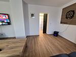 Wohnzimmer mit TV, Soundanlage und Dartscheibe - Ferienhaus Familien-Idyll Bibertalblick - Top-Hundeurlaub