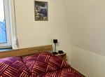 Bett mit Nachttischlampe - Ferienhaus Familien-Idyll Bibertalblick - Top-Hundeurlaub