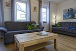 Wohnzimmer mit zwei Couchelementen für ein gemütliches Beisammensein - Ferienhaus Familien-Idyll Bibertalblick - Top-Hundeurlaub